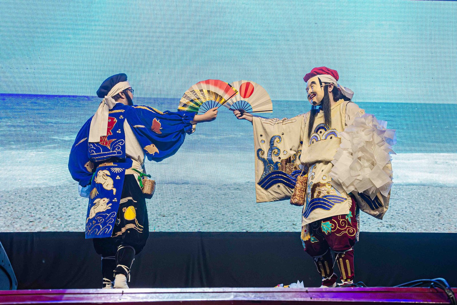 A programação de palco traz ao público apresentações que refletem a diversidade e a riqueza da cultura japonesa. Música, dança, concurso Miss Nikkey, concurso de Cosplay, artes marciais e performances especiais criam momentos de emoção, celebração e conexão entre tradição e modernidade.