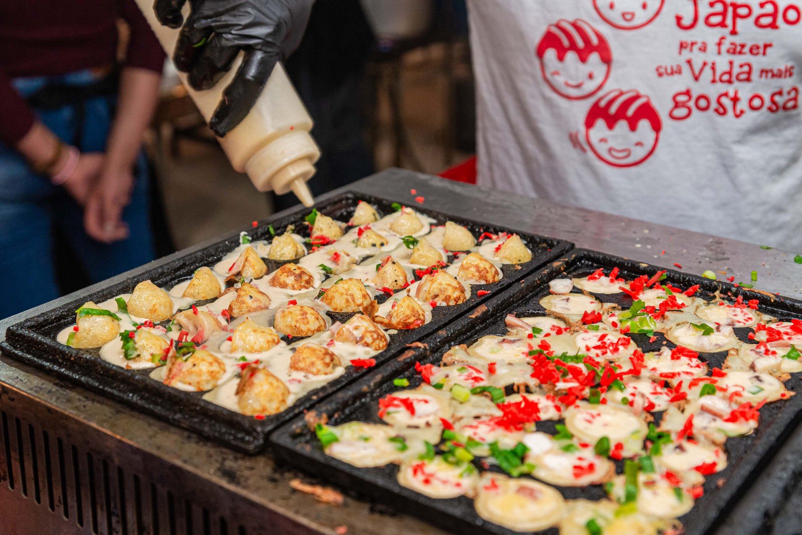 A gastronomia é uma das formas mais saborosas de conhecer uma cultura. No Bunka Matsuri, os visitantes podem embarcar em uma verdadeira viagem pelos sabores do Japão, explorando pratos típicos de festivais japoneses deliciosos. Uma experiência que une tradição, história e muito sabor.